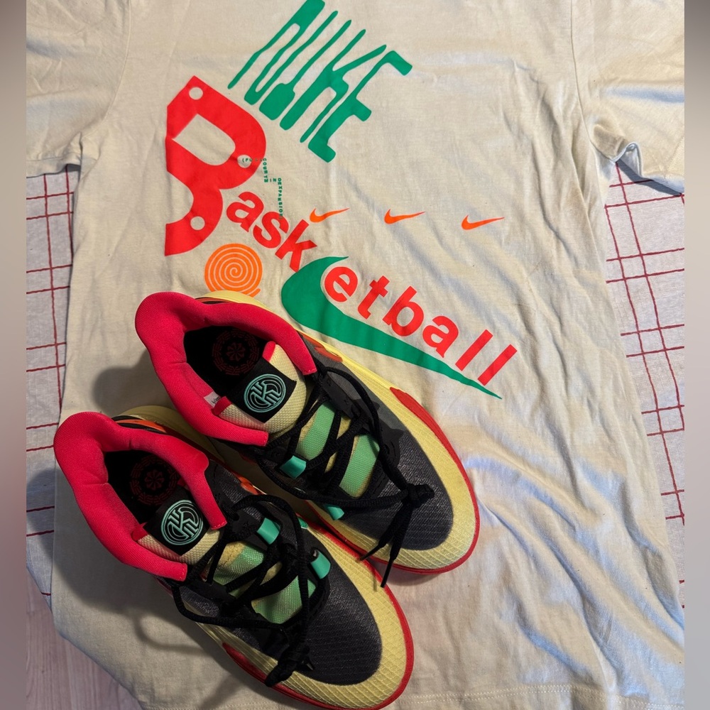 Nike Kyrie 8 GO (GS) Black/Lemon Chiffon - Youth Size 7Y | Free T-Shirt Included